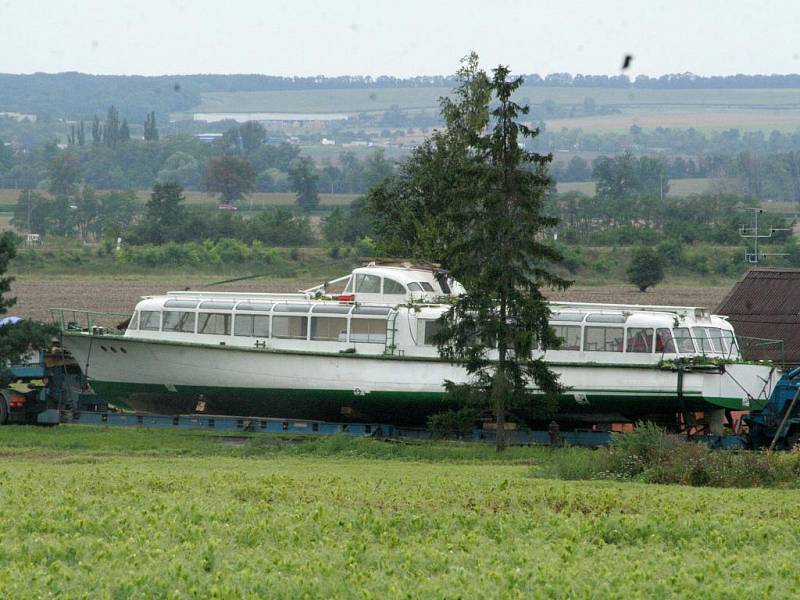 Na vranovskou přehradu míří ze slovenského Gabčíkova starý maďarský hydrobus. Od úřadů nemá povolení ke spuštění na hladinu.