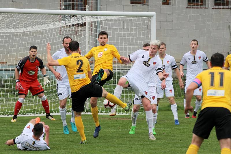 Fotbalisté divizních Tasovic (v bílých dresech) remizovali v sobotu na hřišti Rosic 0:0.