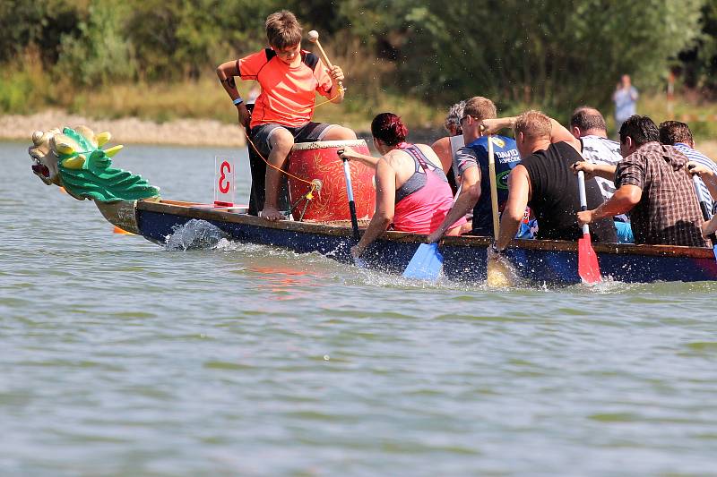 Festivalu dračích lodí na výrovické přehradě se předposlední červencovou sobotu zúčastnilo devět posádek.