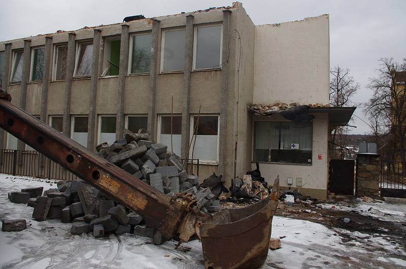 Demolice vybraných budov v areálu staré nemocnice v centru Znojma začala.