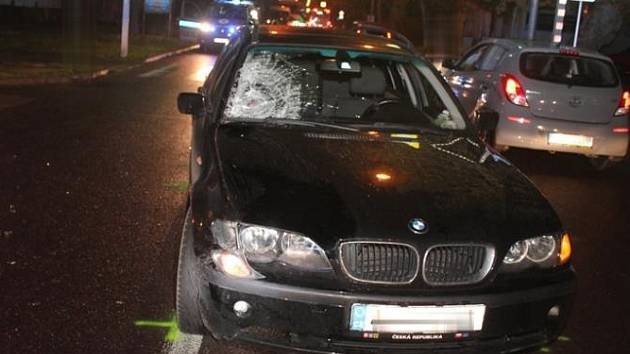 K vážné dopravní nehodě došlo ve čtvrtek po sedmnácté hodině na Pražské ulici ve Znojmě. Jednapadesátiletá žena tam přecházela silnici po přechodu pro chodce, když ji srazilo auto.