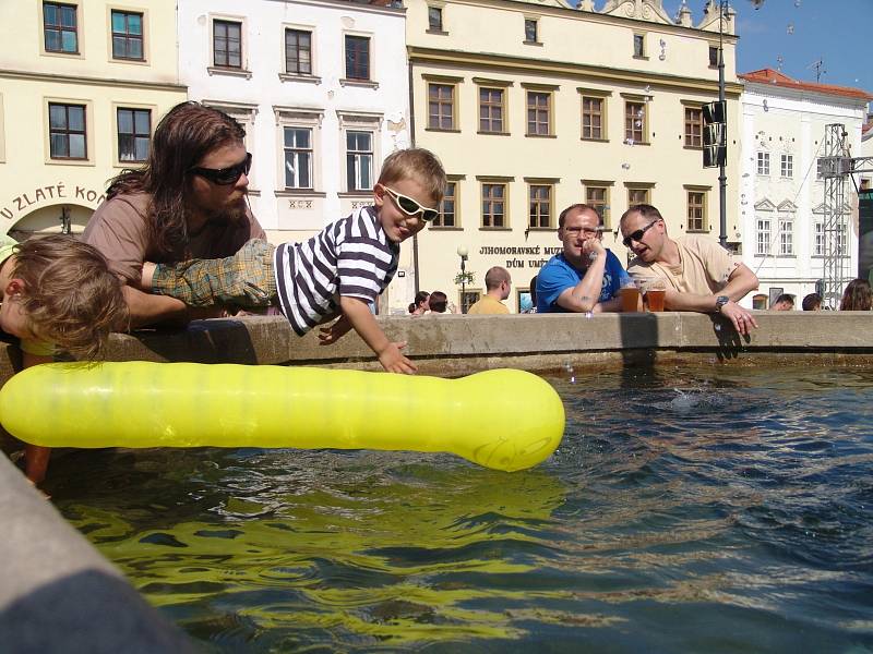 Centrum Znojma patřilo v sobotu milovníkům zlatavého moku a dobré muziky. Slavnosti piva Hostan a slunečné počasí přilákaly stovky lidí.