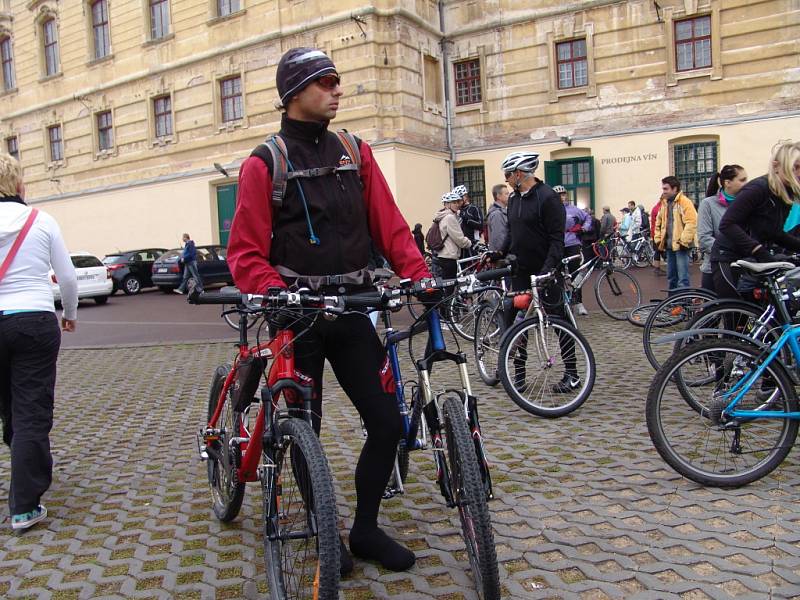 Poslední díl letošního seriálu cykloturistických akcí Krajem vína 2012 pro milovníky kola, vína a jižní Moravy se v sobotu uskutečnil ve Znojma a okolí. Desítky nadšenců vyrazili z Louckého kláštera po vinicích a vinných sklepech Znojemska.