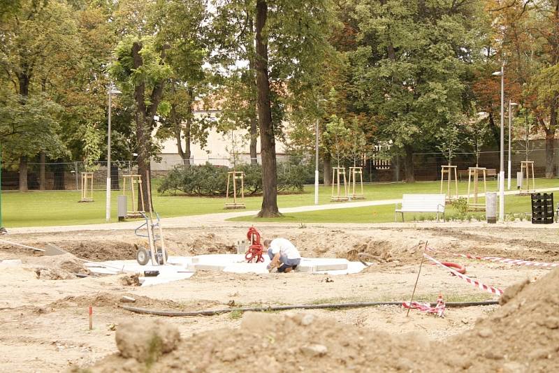 Necelý měsíc před otevřením pro veřejnost dokončují zahradníci výsadbu stromků, květin a keřů v Dolním parku. Kašna se na svém původním místě objeví až v roce 2015.