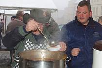 Ochutnat polévku a pomoci dobré věci přišly na Štědrý den dopoledne na tradiční Štědrovku dvě stovky lidí.