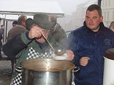 Ochutnat polévku a pomoci dobré věci přišly na Štědrý den dopoledne na tradiční Štědrovku dvě stovky lidí.