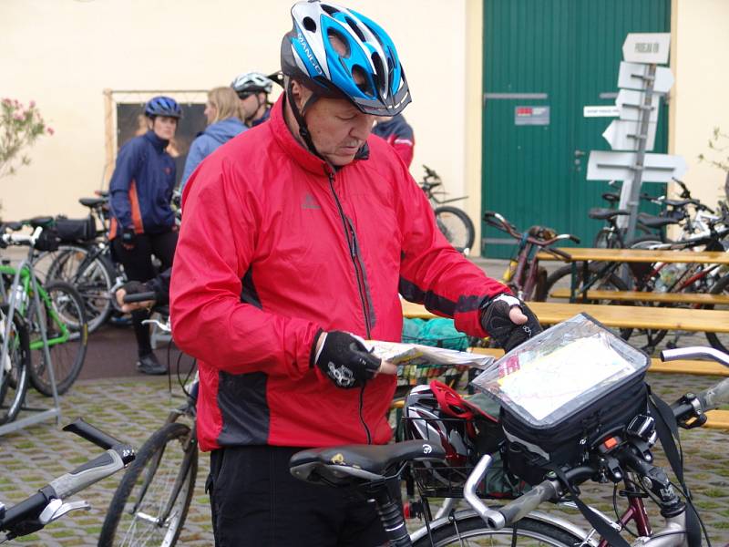 Poslední díl letošního seriálu cykloturistických akcí Krajem vína 2012 pro milovníky kola, vína a jižní Moravy se v sobotu uskutečnil ve Znojma a okolí. Desítky nadšenců vyrazili z Louckého kláštera po vinicích a vinných sklepech Znojemska.