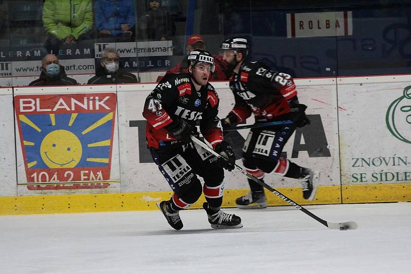 Hokejisté Znojma (černí) přivítali ve druhém kole čtvrtfinále mezinárodní soutěže ICEHL na svém ledě tým Salcburku.