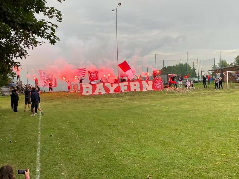 Fotbalisty Bayernu Křepice dojeli podpořit fanoušci reálného Bayernu Mnichov. Foto: Marie Jurčíková