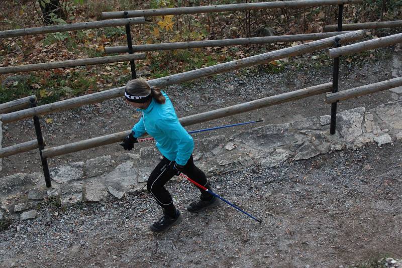 Chodec Janek Vajčner chtěl podpořit znojemskou nemocnici. Během soboty nachodil ve znojemských Karolininých sadech bezmála 60 kilometrů.