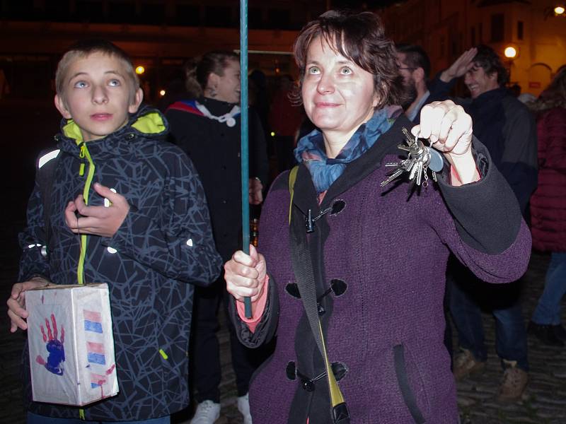 Třicet let svobody si v neděli v podvečer ve Znojmě připomělo na tisíc účastníků shromáždění na Komenského náměstí.