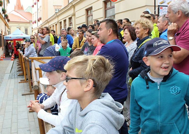 Jednatřicet týmů se utkalo v běhu na znojemskou radniční věž, která má 158 schodů.  Doprovodný program nabídl také hudební vystoupení.