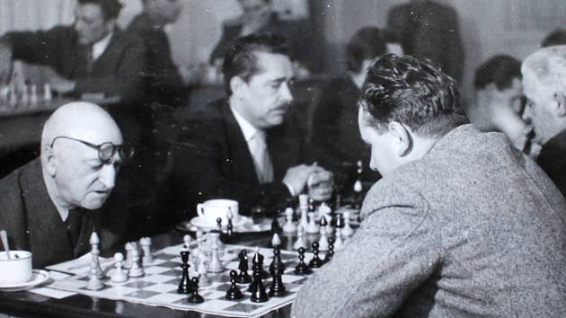 Znojemští šachisté se mohou pyšnit kronikou, která mapuje jejich činnost už od počátku vzniku šachového klubu ve Znojmě v roce 1921.