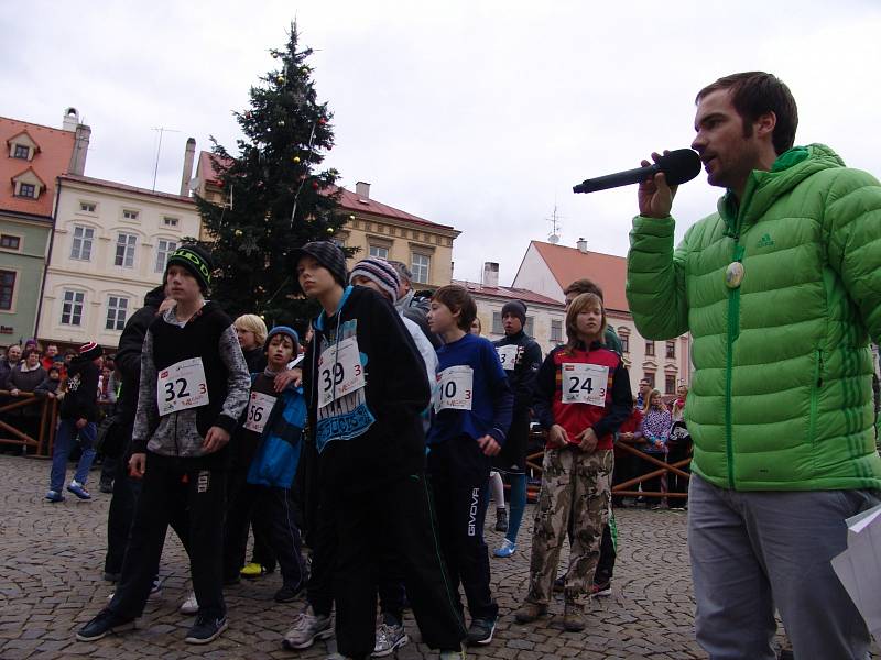 Oslavy adventu ve Znojmě odstartovaly rozsvícením vánočního stromu. Předtím se uskutečnil v centru města Adventní běh Znojmem.