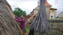 Studenti se letos na hradišťském výzkumu zatím věnují doplňkovým pracím v zázemí expedice.