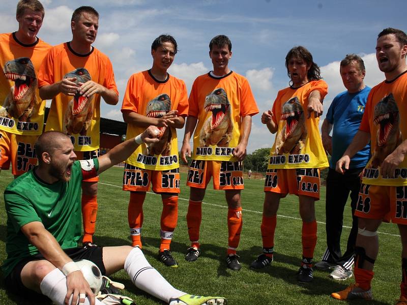 Fotbalisté IE Znojmo (v oranžovém) porazili vedoucí celek krajského přeboru Blansko 2:0.