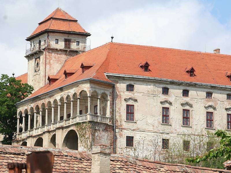 Monumentální jaroslavický zámek ze 16. století stále chátrá. Kvůli sporům o vlastnictví.