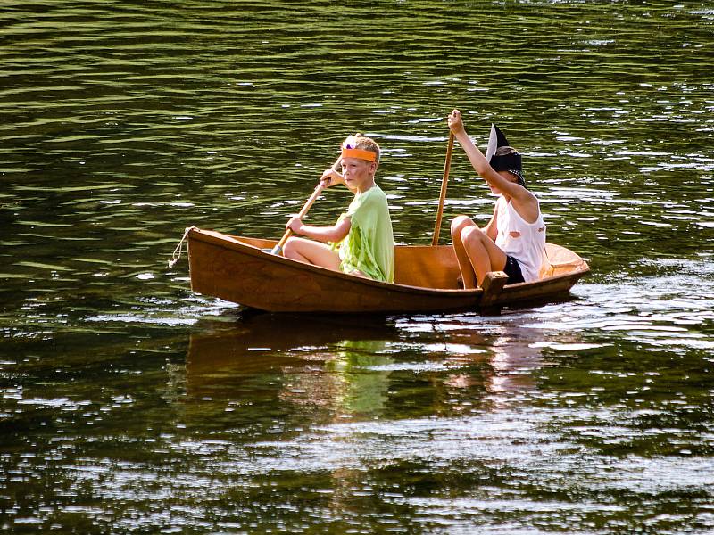 Stovky diváků se v neděli přišlo podívat na tradiční znojemskou Neckyádu. Na řeku vyplulo třináct origináních plavidel.