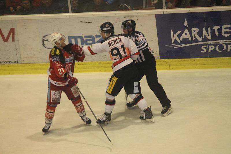 Znojmo zvítězilo ve druhém zápase ČF na ledě Klagenfurtu v 88. minutě druhého prodloužení 6:5.