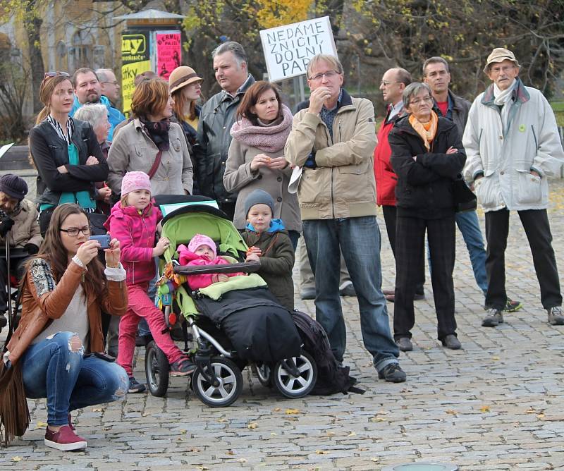 Stovka lidí přišla v pondělí demonstrovat proti plánovanému kácení ve znojemském Dolním parku. Kromě transparentů dali účastníci najevo své názory píšťalkami.