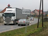 Průtah Kuchařovicemi si zvykli využívat řidiči kamionů, jedoucí mezi Jihlavou a Brnem. Obcí projedou denně tisíce aut. Bezpečně se necítí lidé, kteří používají chodníky u hlavní silnice ani lidé, kteří u silnice bydlí.