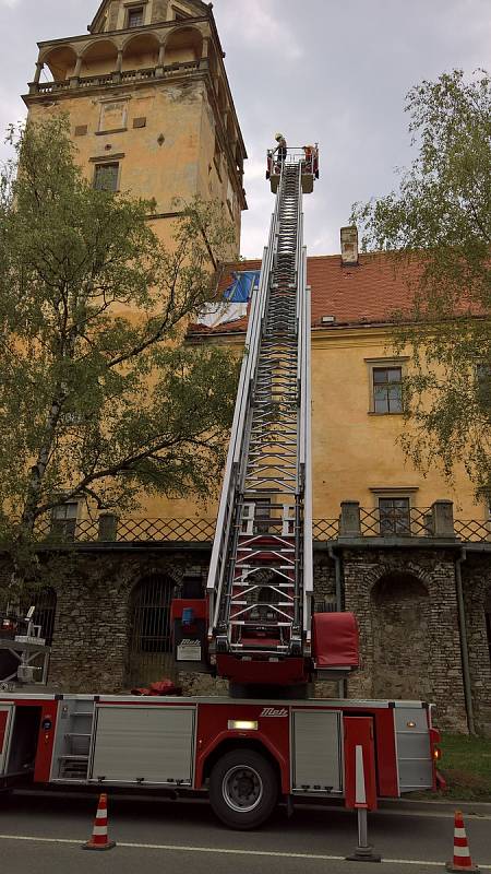 Bouřka v noci na pátek poničila střechu zámku v Moravském Krumlově.