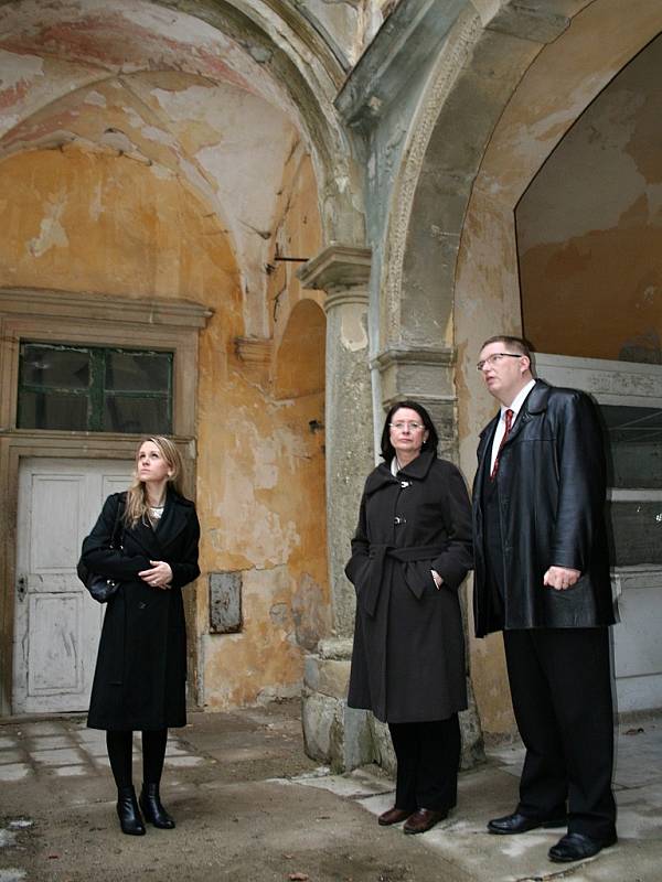 Předsedkyně poslanecké sněmovny Miroslava Němcová navštívila ve středu 27. února 2013 Moravský Krumlov. Za doprovodu starosty města Tomáše Třetiny a dalších členů si prohlédla také krumlovský zámek a seznámila se se snahou města o jeho rekonstrukci.