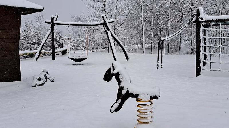 Ranní překvapení čekalo v neděli ráno na Jihomoravany při pohledu z okna. Krajina se zahalila do sněhové nadílky vysoké až pět centimetrů.