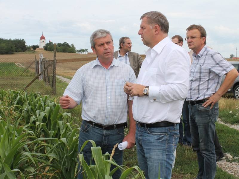 Ministr zemědělství Petr Bendl na snímku u Trstěnic na Miroslavsku s hlavním agronomem Agroservisu Višňové Miroslavem Kuchaříkem.