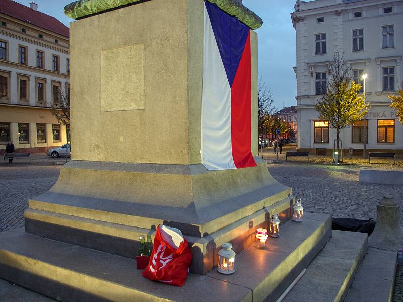 Třicet let svobody si v neděli v podvečer ve Znojmě připomělo na tisíc účastníků shromáždění na Komenského náměstí.