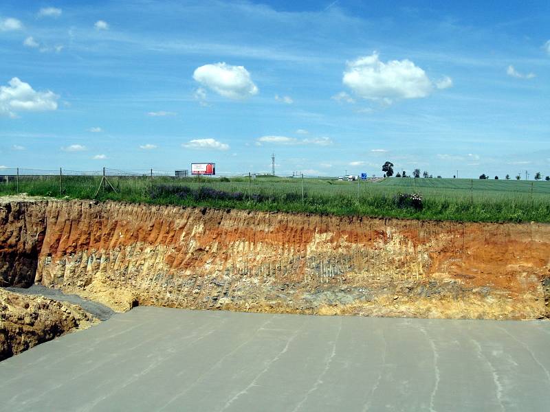 Při stavbě vodojemu u silnice ze Znojma na Jihlavu narazily lžíce bagru do vrstvy železité hmoty. Podle geologů doplní takový nález dosavadní výzkum zdejších hornin.