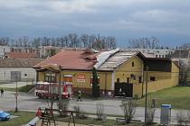 V Práčích na Znojemsku vzal vichr kus střechy tamní prodejny potravin. 