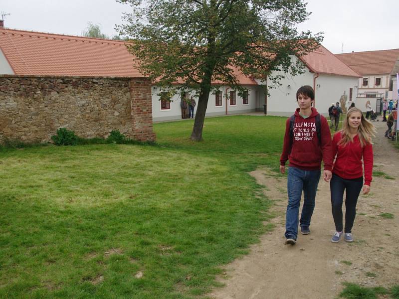 Otevření opravené vinařské stodly a premiérový Den Charlese Sealsfielda oslavili v sobotu Popicích návštěvníci spisovatelova rodného domu.