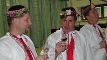 Mužácký sbor, cimbálová kapela a další muzikanti udávali tón sobotnímu setkání Doteky folkloru a tradic v rakšické orlovně. Návštěvnici ochutnávali vína vinařů ze severu Znojemska a tradinčí pokrmy, jejichž přípravu jim pozvaní kuchaři také předvedli.