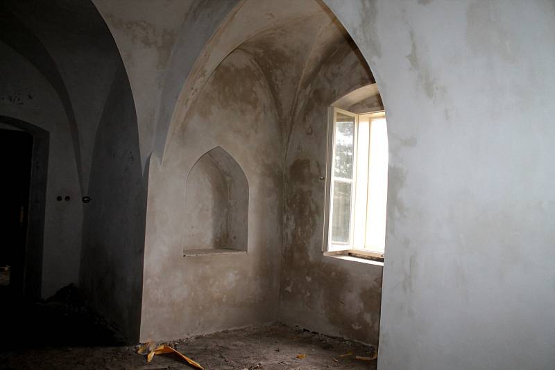 Řemeslníci finišují s opravami interiérů na zámku v Miroslavi.