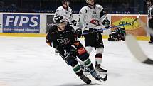 Znojemští (bílí) hokejisté vyhráli ve středečním 20. kole druhé ligy doma nad Hodonínem 4:2.