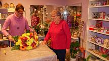 Z komunismu rovnou do podnikání. Obchod s květinami si manželé Moštkovi postavili před 30 lety na zahradě. Byli mezi prvními podnikateli po revoluci, s číslem 70 na ŽL. Dnes ho provozuje dcera Hana Víchová.