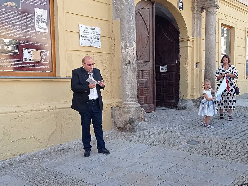 Odhalení pamětní desky spisovatelce Marii von Ebner-Esenbachové na domě na Masarykově náměstí ve Znojmě v devatenáctém století žila.