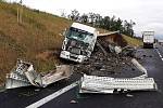 Tragická srážka dvou nákladních aut uzavřela nedávno dokončený obchvat Lechovic na silnici I/53.