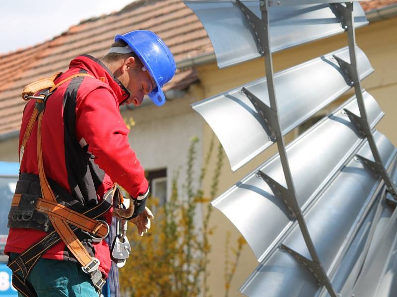 Ve Vedrovicích se znovu objevilo kolo s dvaatřiceti lopatkami. Repliku známého větřáku, který zde poprvé vyrostl před sto lety, nechala obec nově vyrobit.