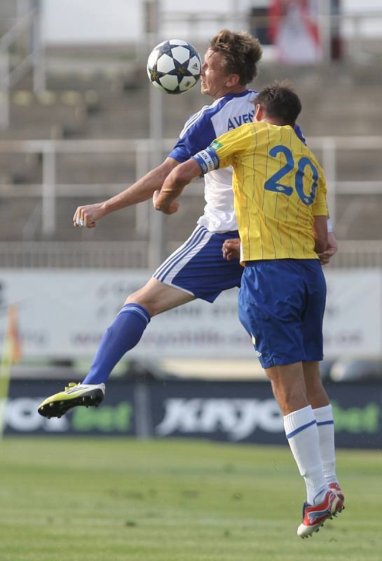 Znojmo (v modrobílém) remizovalo na stadionu v Brně s Teplicemi 0:0.