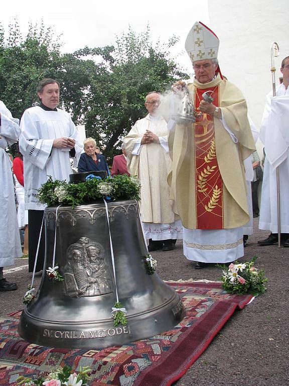 Kostel Svatého Ducha v Šumné se dočkal druhého zvonu.