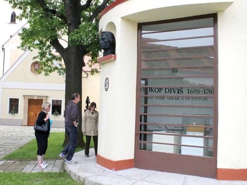 Den otevřených dveří Křížového sklepa a Památníku Prokopa Diviše využili 7. června 2013 zájemci o prohlídku památníku vynálezce bleskosvodu.