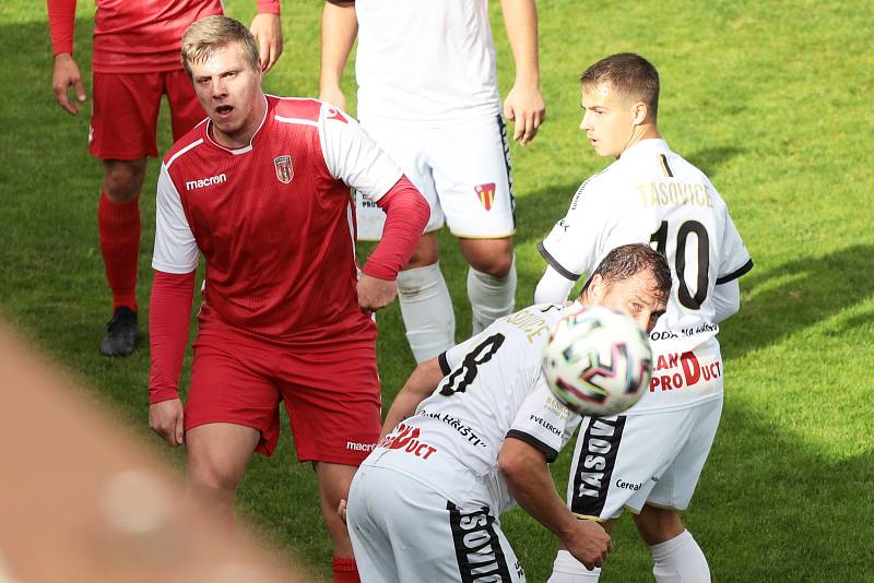 Tasovičtí fotbalisté (bílí) porazili v 7. kole divize D nováčka soutěže ze Speřic 2:0.