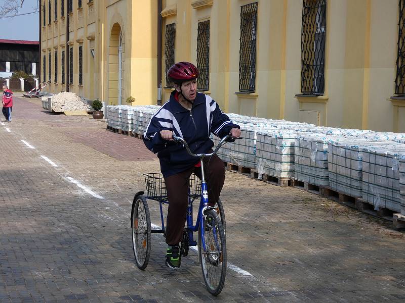 Cyklo open na zámku v Břežanech.