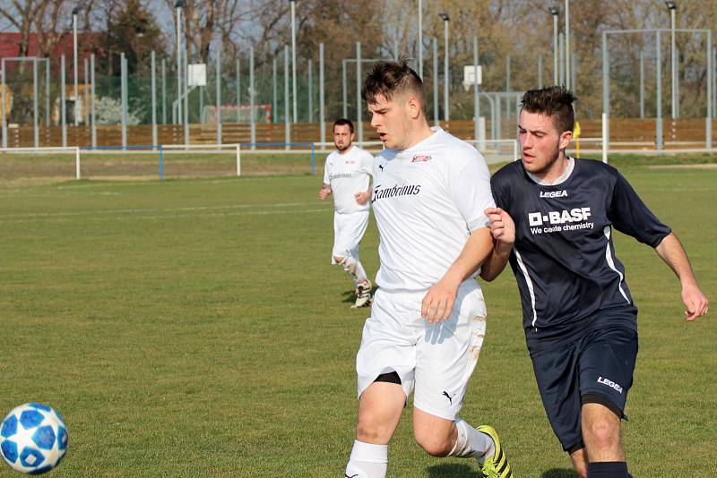 Díky proměněné penaltě porazili hrabětičtí fotbalisté (v bílém) B-tým Horních Kounic 1:0.