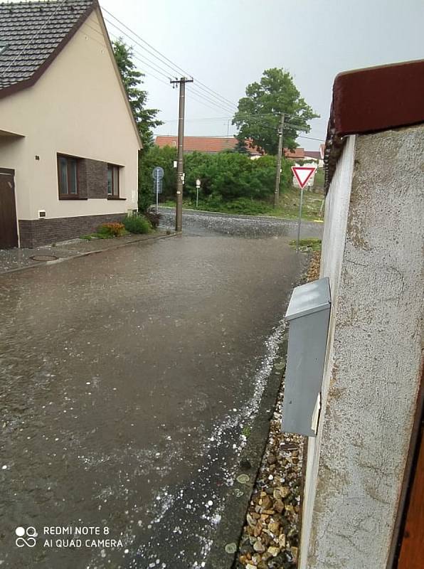 Kroupy jako golfové míčky. Úrodu v obci Rybníky na Znojemsku poničila v pátek k večeru bouřka.