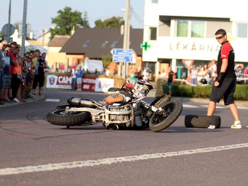 Motorkářské dovednosti mohli diváci obdivovat na čtvrtém ročníku Supermota.