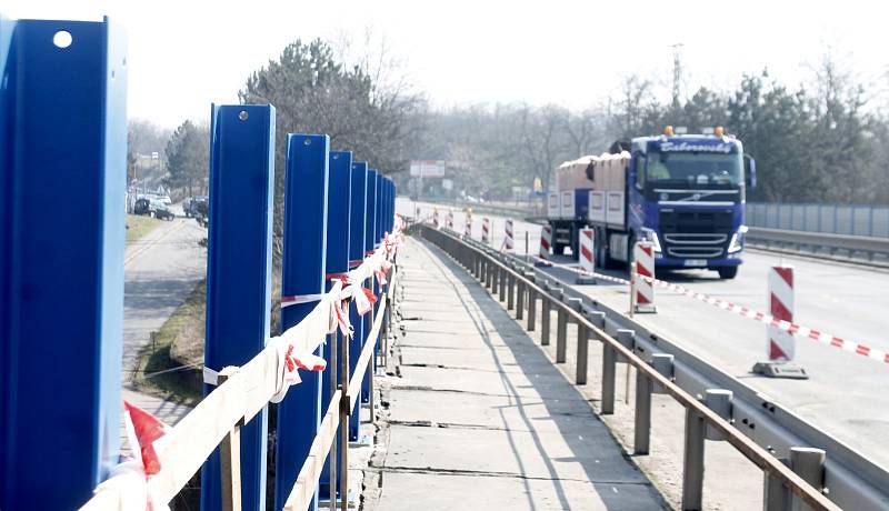 Pracovníci specializované firmy vyěmňují nevyhovující protuihlukovou bariéru na mostě u Dobšic za novou.