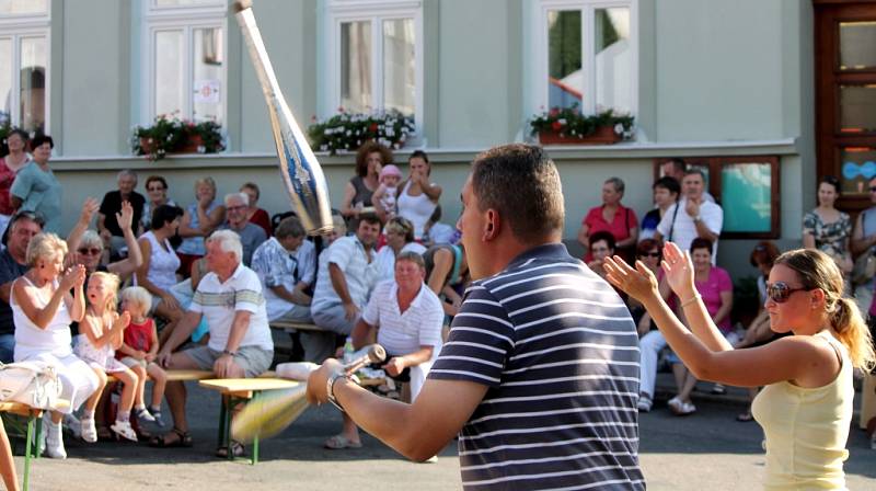 Centrum Jevišovic ožilo v sobotu 18. srpna slavnostmi ve stylu country. Na pódiu se vystřídaly kapely Sešup, Sakrapes (na snímcích) a Fešáci s Michaelou Tučnou.